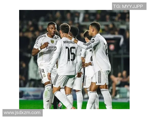 皇马迎战巴多期待精彩对决球迷热情高涨助阵球队争胜 皇马迎战巴多期待精彩对决球迷热情高涨助阵球队争胜